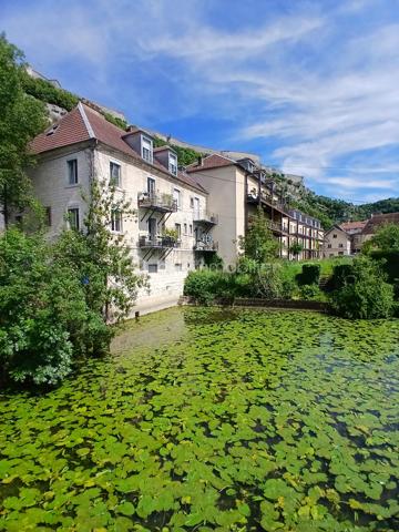 Venez habitez dans une residence de caractère!  un appartement type 3 de charme  au premier étage, idéalement situé à proximité du doubs ( faubourg tarragnoz), ou vous pouvez faire des ballades à pieds ou en vélo etc...prendre la véloroute.
Imaginez vous.....dans cet appartement qui vous propose: une entrée avec une porte blindée, votre pièce de vie cuisine ouverte sur séjour-salon de 28m2  avec un accès sur une terrasse , très rare, deux chambres parentales avec chacune  une salle d'eau avec douche!, un espace buanderie/ cellier, un cabinet de toilette avec un lave-main,appartement en cours de finitions .
Votre appartement possède un chauffage en aérothermie+ clim réversible en basse consommation, des belles prestations et finitions de qualité.
Possible achat d'une place de parking privative, frais de notaire réduit, honoraires inclus charge vendeur.
Attention, les photos des communs sont prises de la première tranche vendue en 2022, pour avoir un visuel.
Renseignements et rendez vous du lundi auè samedi de 8h à 20h