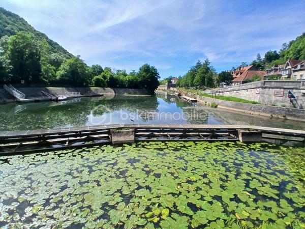 Venez habitez dans une residence de caractère!  un appartement type 3 de charme  au premier étage, idéalement situé à proximité du doubs ( faubourg tarragnoz), ou vous pouvez faire des ballades à pieds ou en vélo etc...prendre la véloroute.
Imaginez vous.....dans cet appartement qui vous propose: une entrée avec une porte blindée, votre pièce de vie cuisine ouverte sur séjour-salon de 28m2  avec un accès sur une terrasse , très rare, deux chambres parentales avec chacune  une salle d'eau avec douche!, un espace buanderie/ cellier, un cabinet de toilette avec un lave-main,appartement en cours de finitions .
Votre appartement possède un chauffage en aérothermie+ clim réversible en basse consommation, des belles prestations et finitions de qualité.
Possible achat d'une place de parking privative, frais de notaire réduit, honoraires inclus charge vendeur.
Attention, les photos des communs sont prises de la première tranche vendue en 2022, pour avoir un visuel.
Renseignements et rendez vous du lundi auè samedi de 8h à 20h