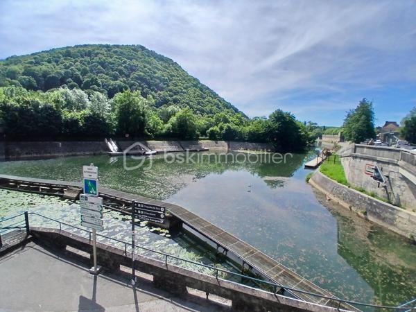 Laissez vous séduire, par cet appartement type 3 neuf en cours de finitions, idéalement placé, à proximité du doubs, pour faire ballade, ou vélo ou jogging, etc....
Imaginez vous....dans cet appartement qui vous propose: une entrée avec porte blindée, un cellier, votre belle  pièce de vie cuisine-séjour-salon de 28m2 avec un accès sur une terrasse de 10m2, deux chambres parentales avec salle d'eau, un cabinet de toilette avec lave-main.
Votre appartement possède un chauffage en aérothermie+ clim réversible, des prestations et finitions de qualité, frais de notaire réduit, possible parking privatif, honoraires inclus charge vendeur
Attention les photos des communs sont de la première tranche vendu en 2022, pour avoir un visuel terminé.
Découvrez votre nouvelle adresse!
Renseignements et rendez vous du lundi au samedi de 8h à 20 h.