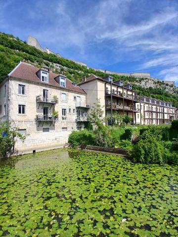 Laissez vous séduire, par cet appartement type 3 neuf en cours de finitions, idéalement placé, à proximité du doubs, pour faire ballade, ou vélo ou jogging, etc....
Imaginez vous....dans cet appartement qui vous propose: une entrée avec porte blindée, un cellier, votre belle  pièce de vie cuisine-séjour-salon de 28m2 avec un accès sur une terrasse de 10m2, deux chambres parentales avec salle d'eau, un cabinet de toilette avec lave-main.
Votre appartement possède un chauffage en aérothermie+ clim réversible, des prestations et finitions de qualité, frais de notaire réduit, possible parking privatif, honoraires inclus charge vendeur
Attention les photos des communs sont de la première tranche vendu en 2022, pour avoir un visuel terminé.
Découvrez votre nouvelle adresse!
Renseignements et rendez vous du lundi au samedi de 8h à 20 h.