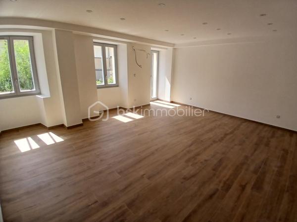 Laissez vous séduire, par cet appartement type 3 neuf en cours de finitions, idéalement placé, à proximité du doubs, pour faire ballade, ou vélo ou jogging, etc....
Imaginez vous....dans cet appartement qui vous propose: une entrée avec porte blindée, un cellier, votre belle  pièce de vie cuisine-séjour-salon de 28m2 avec un accès sur une terrasse de 10m2, deux chambres parentales avec salle d'eau, un cabinet de toilette avec lave-main.
Votre appartement possède un chauffage en aérothermie+ clim réversible, des prestations et finitions de qualité, frais de notaire réduit, possible parking privatif, honoraires inclus charge vendeur
Attention les photos des communs sont de la première tranche vendu en 2022, pour avoir un visuel terminé.
Découvrez votre nouvelle adresse!
Renseignements et rendez vous du lundi au samedi de 8h à 20 h.