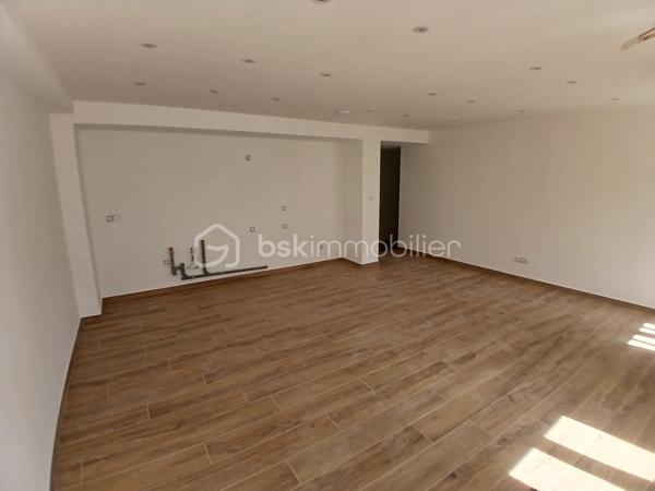 Laissez vous séduire, par cet appartement type 3 neuf en cours de finitions, idéalement placé, à proximité du doubs, pour faire ballade, ou vélo ou jogging, etc....
Imaginez vous....dans cet appartement qui vous propose: une entrée avec porte blindée, un cellier, votre belle  pièce de vie cuisine-séjour-salon de 28m2 avec un accès sur une terrasse de 10m2, deux chambres parentales avec salle d'eau, un cabinet de toilette avec lave-main.
Votre appartement possède un chauffage en aérothermie+ clim réversible, des prestations et finitions de qualité, frais de notaire réduit, possible parking privatif, honoraires inclus charge vendeur
Attention les photos des communs sont de la première tranche vendu en 2022, pour avoir un visuel terminé.
Découvrez votre nouvelle adresse!
Renseignements et rendez vous du lundi au samedi de 8h à 20 h.
