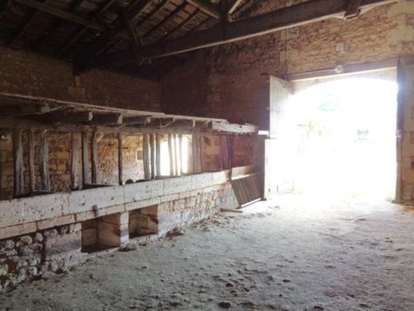 15 mn Angoulême Gare, ancien Corps de Ferme à réhabiliter au sud le l'agglomération.