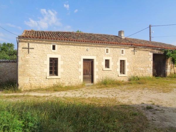 15 mn Angoulême Gare, ancien Corps de Ferme à réhabiliter au sud le l'agglomération.