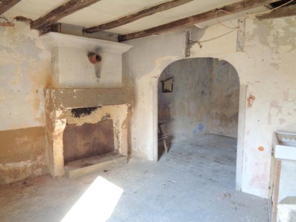 15 mn Angoulême Gare, ancien Corps de Ferme à réhabiliter au sud le l'agglomération.