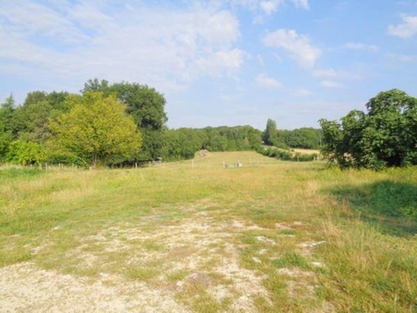 15 mn Angoulême Gare, ancien Corps de Ferme à réhabiliter au sud le l'agglomération.