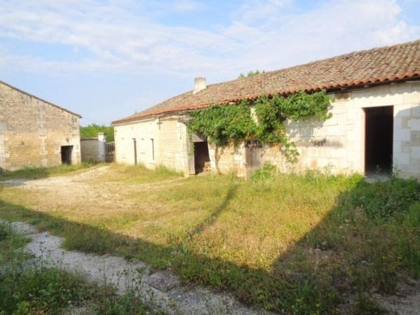 15 mn Angoulême Gare, ancien Corps de Ferme à réhabiliter au sud le l'agglomération.