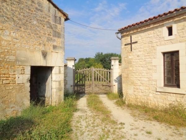15 mn Angoulême Gare, ancien Corps de Ferme à réhabiliter au sud le l'agglomération.