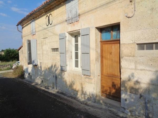 15 mn Angoulême Gare, ancien Corps de Ferme à réhabiliter au sud le l'agglomération.
