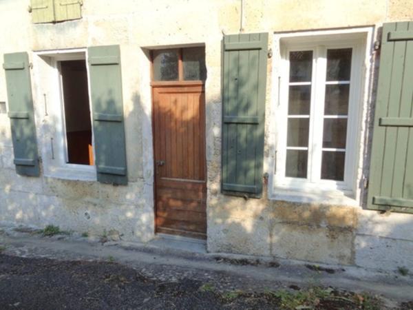 15 mn Angoulême Gare, ancien Corps de Ferme à réhabiliter au sud le l'agglomération.