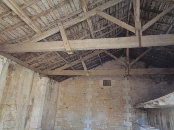 15 mn Angoulême Gare, ancien Corps de Ferme à réhabiliter au sud le l'agglomération.