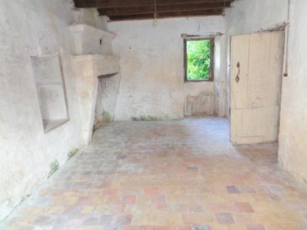 15 mn Angoulême Gare, ancien Corps de Ferme à réhabiliter au sud le l'agglomération.