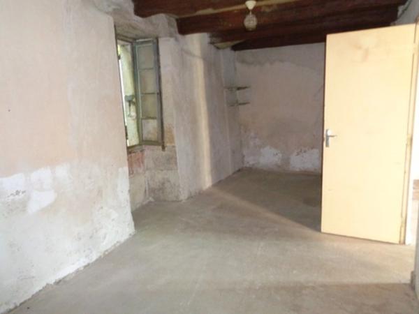 15 mn Angoulême Gare, ancien Corps de Ferme à réhabiliter au sud le l'agglomération.