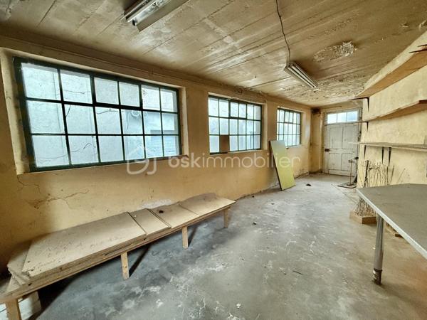 Local d activites de 144 m²