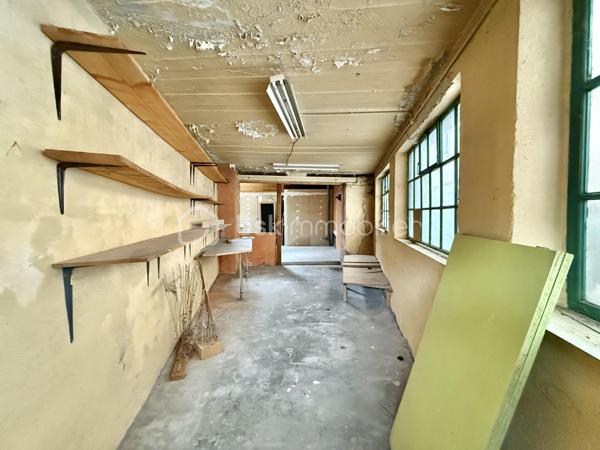 Local d activites de 144 m²