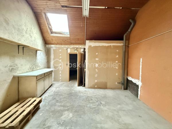 Local d activites de 144 m²