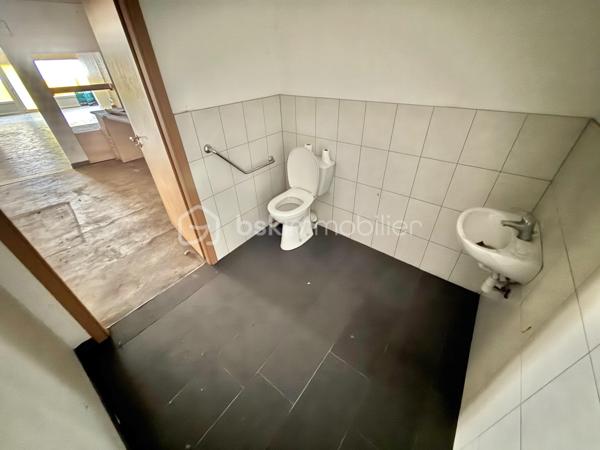 Local d activites de 144 m²