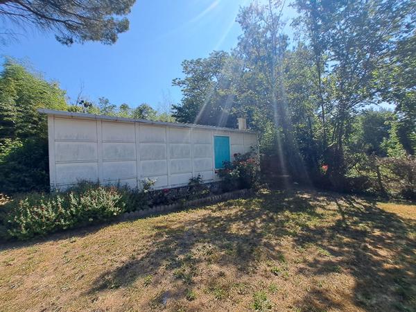 Terrain de loisirs avec maisonnette