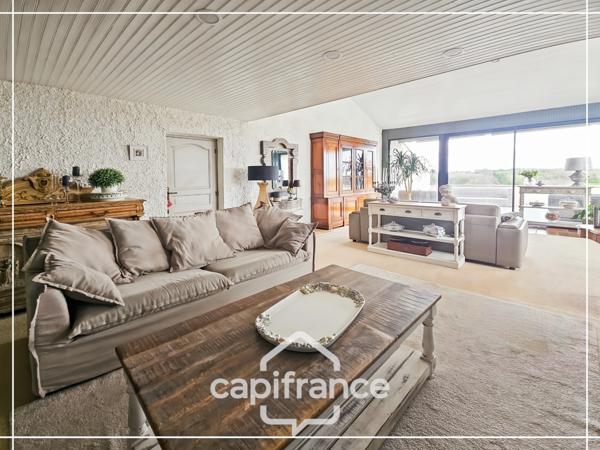 Maison d'architecte en pierre 200m², vue dégagée plein sud, piscine,lumineuse ,commodités à pied, 25min Agen, 20 min Golfech