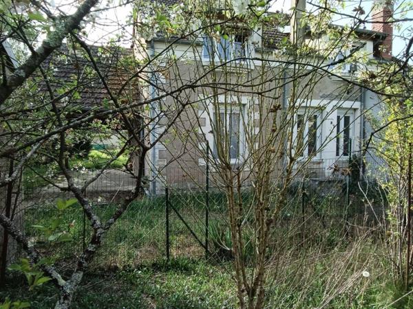 Maison à restaurer à vendre à Saint-Amand-Montrond dans le Cher (18200), ref : 26064   
Rue Autel de la Patrie