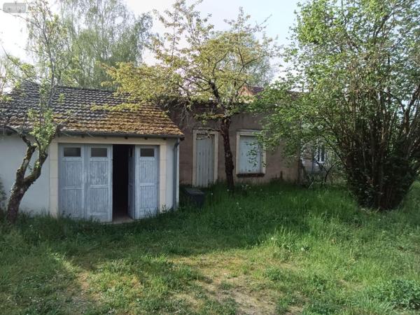 Maison à restaurer à vendre à Saint-Amand-Montrond dans le Cher (18200), ref : 26064   
Rue Autel de la Patrie