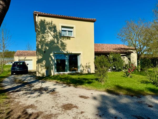 Maison de plain-pied de 165m2 sur un terrain de 1500m2 à 5 minutes des commerces dans un quartier calme à Villeneuve-sur-Lot. Vous cherchez une maison avec aucun travaux à Villeneuve sur lot avec 4 chambres et une belle pièce de vie ? Ne cherchez plus la , Villeneuve sur lot