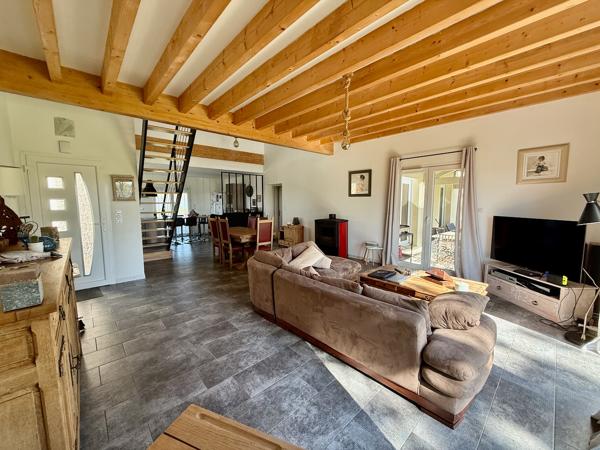 Maison de plain-pied de 165m2 sur un terrain de 1500m2 à 5 minutes des commerces dans un quartier calme à Villeneuve-sur-Lot. Vous cherchez une maison avec aucun travaux à Villeneuve sur lot avec 4 chambres et une belle pièce de vie ? Ne cherchez plus la , Villeneuve sur lot