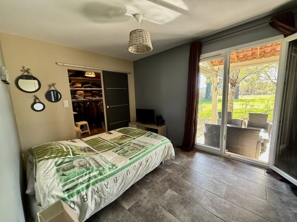 Maison de plain-pied de 165m2 sur un terrain de 1500m2 à 5 minutes des commerces dans un quartier calme à Villeneuve-sur-Lot. Vous cherchez une maison avec aucun travaux à Villeneuve sur lot avec 4 chambres et une belle pièce de vie ? Ne cherchez plus la , Villeneuve sur lot