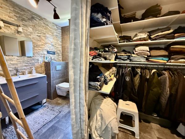 Maison de plain-pied de 165m2 sur un terrain de 1500m2 à 5 minutes des commerces dans un quartier calme à Villeneuve-sur-Lot. Vous cherchez une maison avec aucun travaux à Villeneuve sur lot avec 4 chambres et une belle pièce de vie ? Ne cherchez plus la , Villeneuve sur lot