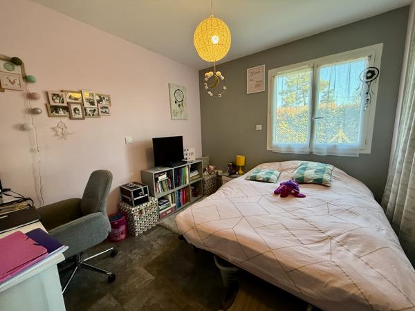 Maison de plain-pied de 165m2 sur un terrain de 1500m2 à 5 minutes des commerces dans un quartier calme à Villeneuve-sur-Lot. Vous cherchez une maison avec aucun travaux à Villeneuve sur lot avec 4 chambres et une belle pièce de vie ? Ne cherchez plus la , Villeneuve sur lot