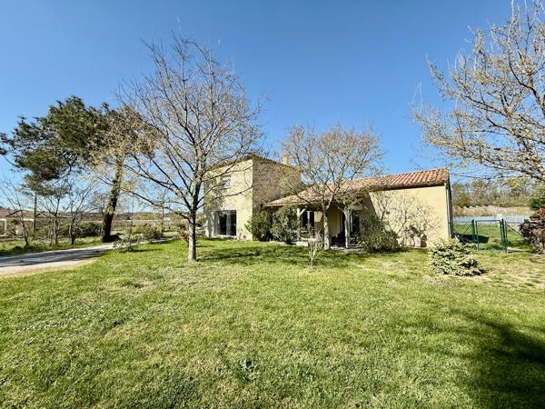 Maison de plain-pied de 165m2 sur un terrain de 1500m2 à 5 minutes des commerces dans un quartier calme à Villeneuve-sur-Lot. Vous cherchez une maison avec aucun travaux à Villeneuve sur lot avec 4 chambres et une belle pièce de vie ? Ne cherchez plus la , Villeneuve sur lot