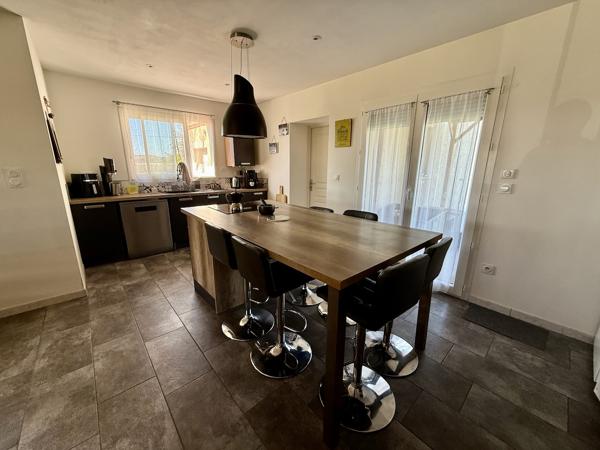 Maison de plain-pied de 165m2 sur un terrain de 1500m2 à 5 minutes des commerces dans un quartier calme à Villeneuve-sur-Lot. Vous cherchez une maison avec aucun travaux à Villeneuve sur lot avec 4 chambres et une belle pièce de vie ? Ne cherchez plus la , Villeneuve sur lot