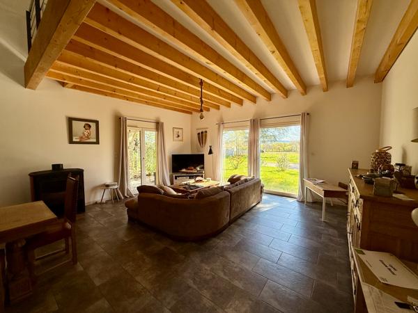 Maison de plain-pied de 165m2 sur un terrain de 1500m2 à 5 minutes des commerces dans un quartier calme à Villeneuve-sur-Lot. Vous cherchez une maison avec aucun travaux à Villeneuve sur lot avec 4 chambres et une belle pièce de vie ? Ne cherchez plus la , Villeneuve sur lot