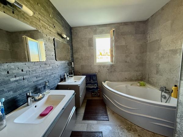 Maison de plain-pied de 165m2 sur un terrain de 1500m2 à 5 minutes des commerces dans un quartier calme à Villeneuve-sur-Lot. Vous cherchez une maison avec aucun travaux à Villeneuve sur lot avec 4 chambres et une belle pièce de vie ? Ne cherchez plus la , Villeneuve sur lot