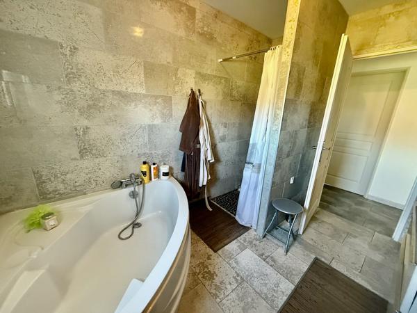 Maison de plain-pied de 165m2 sur un terrain de 1500m2 à 5 minutes des commerces dans un quartier calme à Villeneuve-sur-Lot. Vous cherchez une maison avec aucun travaux à Villeneuve sur lot avec 4 chambres et une belle pièce de vie ? Ne cherchez plus la , Villeneuve sur lot