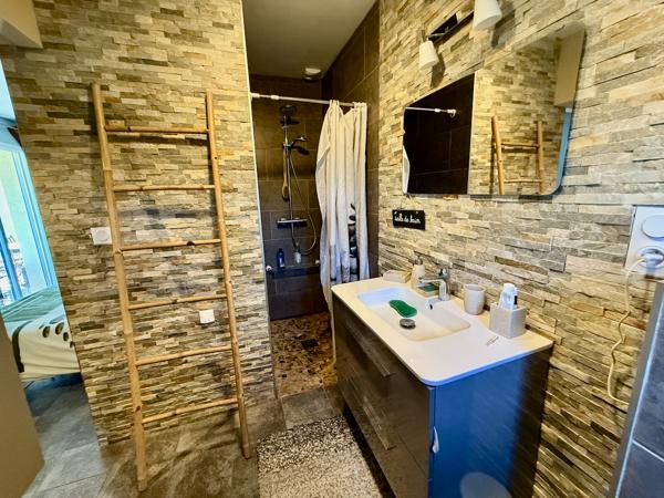 Maison de plain-pied de 165m2 sur un terrain de 1500m2 à 5 minutes des commerces dans un quartier calme à Villeneuve-sur-Lot. Vous cherchez une maison avec aucun travaux à Villeneuve sur lot avec 4 chambres et une belle pièce de vie ? Ne cherchez plus la , Villeneuve sur lot