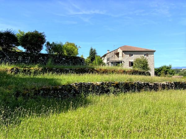 Bâtisse en pierre, fort potentiel