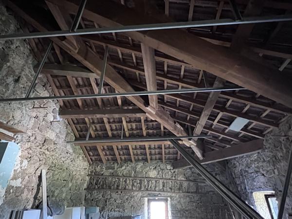 Bâtisse en pierre, fort potentiel