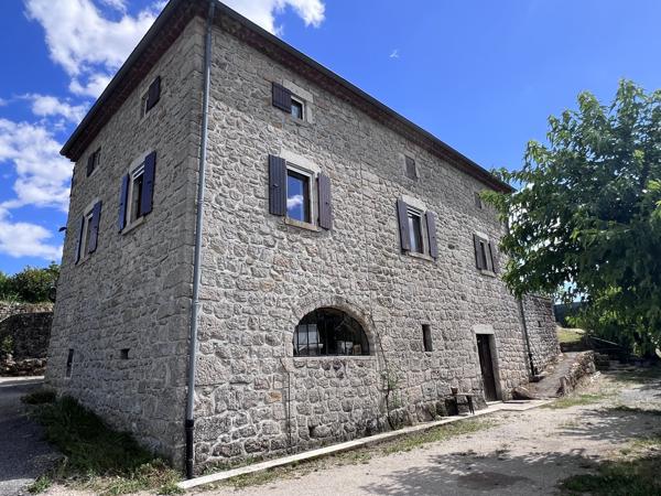 Bâtisse en pierre, fort potentiel