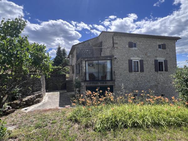 Bâtisse en pierre, fort potentiel
