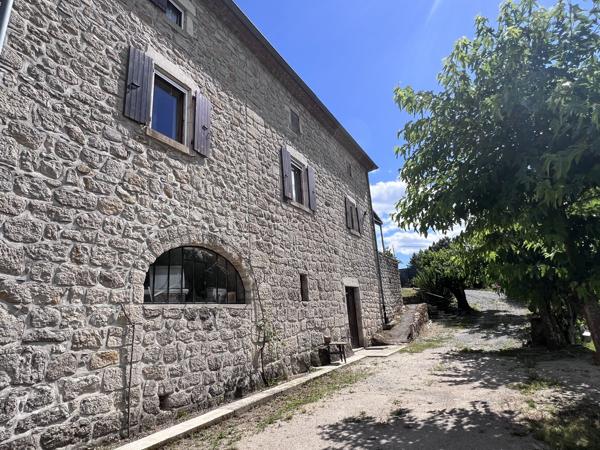 Bâtisse en pierre, fort potentiel