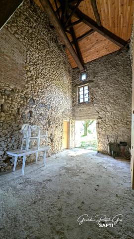 Fort potentiel pour cette maison en pierres