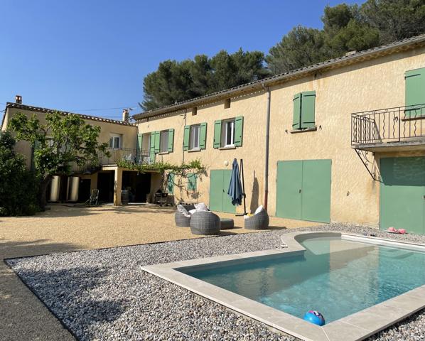 Faucon (84110) Propriété avec chambre d'hôte, gite et piscine dans environnement préservé sur 10 hectares environ.