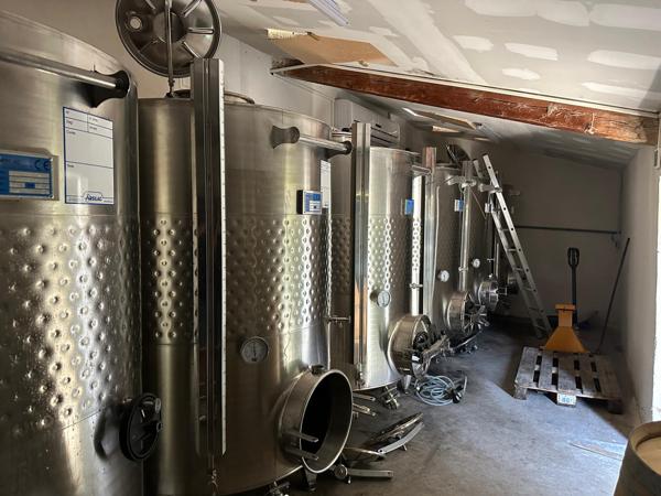 Faucon (84110) Propriété avec chambre d'hôte, gite et piscine dans environnement préservé sur 10 hectares environ.