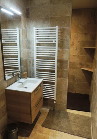 Faucon (84110) Propriété avec chambre d'hôte, gite et piscine dans environnement préservé sur 10 hectares environ.