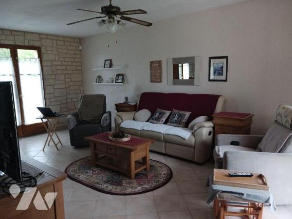 A VENDRE sur la commune de BAR SUR SEINE, Hameau d'AVALLEUR, un pavillon construit courant de l...