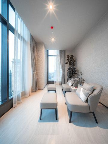 Knightsbridge Space Rama 4 Condominiums loft design à 180 m du MRT Khlong Toei