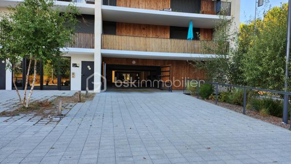 Au sein de la résidence RIVA, située rue de l'avenir à Bruges, place de parking sécurisée A Vendre. 
Petit parking de 19 places en Rdc.
Il y a deux places à vendre (n° 14 et 15)
Chaque place est vendue 15 000€.