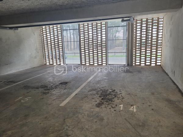 Au sein de la résidence RIVA, située rue de l'avenir à Bruges, place de parking sécurisée A Vendre. 
Petit parking de 19 places en Rdc.
Il y a deux places à vendre (n° 14 et 15)
Chaque place est vendue 15 000€.