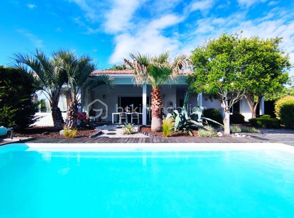 [LACANAU DE MIOS / EXCELLENT ÉTAT / PIÈCE DE VIE 83 M² / 3 CHAMBRES + GRANDE PIÈCE VITRÉE / GARAGE + CARPORT + STATIONNEMENTS / PISCINE / TERRASSE COUVERTE / JARDIN PAYSAGER / ACCÈS BORDEAUX RAPIDE ]

Coup de cœur assuré pour cette villa familiale très qualitative et aux grands volumes judicieusement agencés ! 

Au centre de Lacanau de Mios, à deux pas des arrêts de bus, des petits commerces et de l'école maternelle, vous y trouverez le compromis idéal entre commodités et environnement naturel. 
À 5 mn en voiture de l'échangeur de Marcheprime, à moins de 10mn du CEA de Cestas le Barp, à 20 mn de la rocade de Bordeaux et à 20 mn du Bassin d'Arcachon, vous serez à équidistance des plaisirs du Bassin d'Arcachon et de la vie active de Bordeaux. 

La villa, construite en 2011 vous séduira par son parfait état d'entretien, ses volumes pensés pour les familles, et son jardin paysager. 

Elle se s'articule sur un seul niveau de plain-pied : 

-> Coin jour : 
     - Spacieuse pièce de vie de plus de 80 m² avec cuisine ouverte, rangements d'entrée, grande cheminée à foyer fermé, et une belle baie à galandage s'ouvrant sur la terrasse couverte
     - Arrière-cuisine équipée (avec fenêtre) de près de 10 m² et communiquant avec le carport et le garage 
     - Un salon d'hiver vitré de 18 m² accessible depuis l'extérieur et depuis la pièce à vie (pouvant être utilisé également en bureau, en 4ème chambre, en atelier d'artiste, etc.)

-> Coin nuit :
     - Trois chambres avec rangements entre 12 m² et 14,5 m² - dont l'une ouvrant sur une terrasse privative au sud
     - Salle de bain avec douche et baignoire
     - WC indépendant
     - Dressing de 7 m² pouvant aisément être transformé en deuxième salle d'eau 

-> Extérieur : 
     - Garage 21 m²
     - Carport 
     - Stationnements  pour 3 voitures en plus 
     - Piscine 9*4 chauffée 
     - Terrasse couverte
     - Abri de jardin 
     - Terrain arboré

Vous profiterez du confort du chauffage au sol, d'un équipement audio intégré, d'une clim réversible dans le salon d'hiver, d'une cheminée à foyer fermé de belle dimension, d'un interphone, d'un portail électrique, d'un puits foré et de l'arrosage automatique.  

----